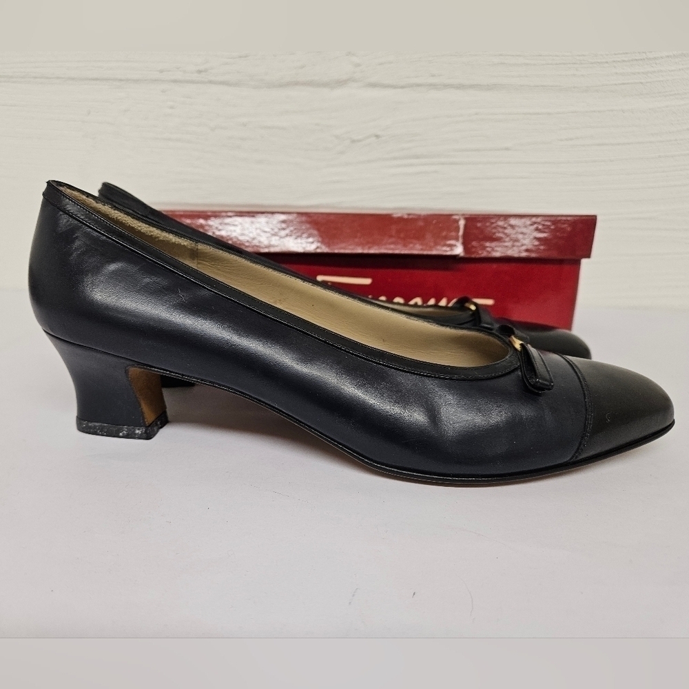 Salvatore Ferragamo Vintage Almond and Kitten Heel Pumps in Navy and Black Sz 9 - Picture 6 of 15